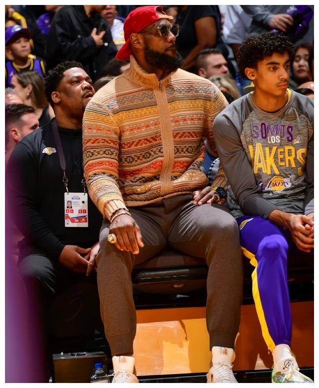 比赛间隙詹姆斯上场大秀运球 上篮!_季峻_gif_上半场