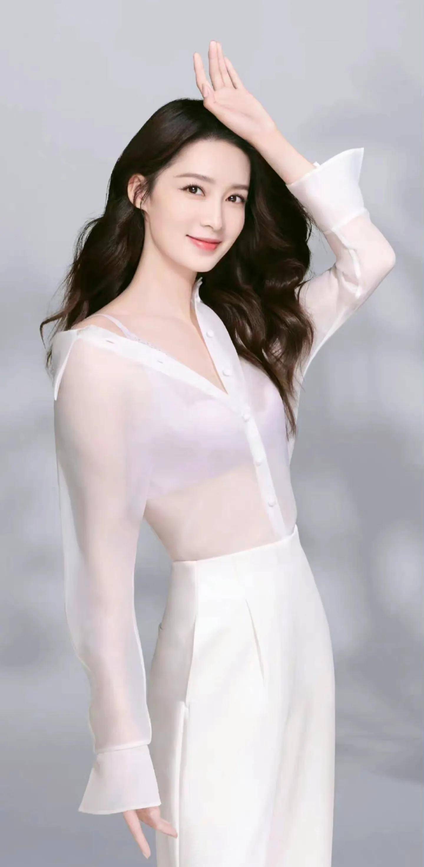 李沁秋日傍晚的惊喜冒泡,这种穿衣搭配谁不爱哦_黑色_衣服_女人