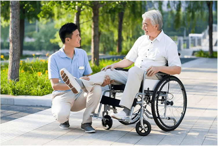 腿脚不便的老年人该如何自由出行?_设备_关爱_服务