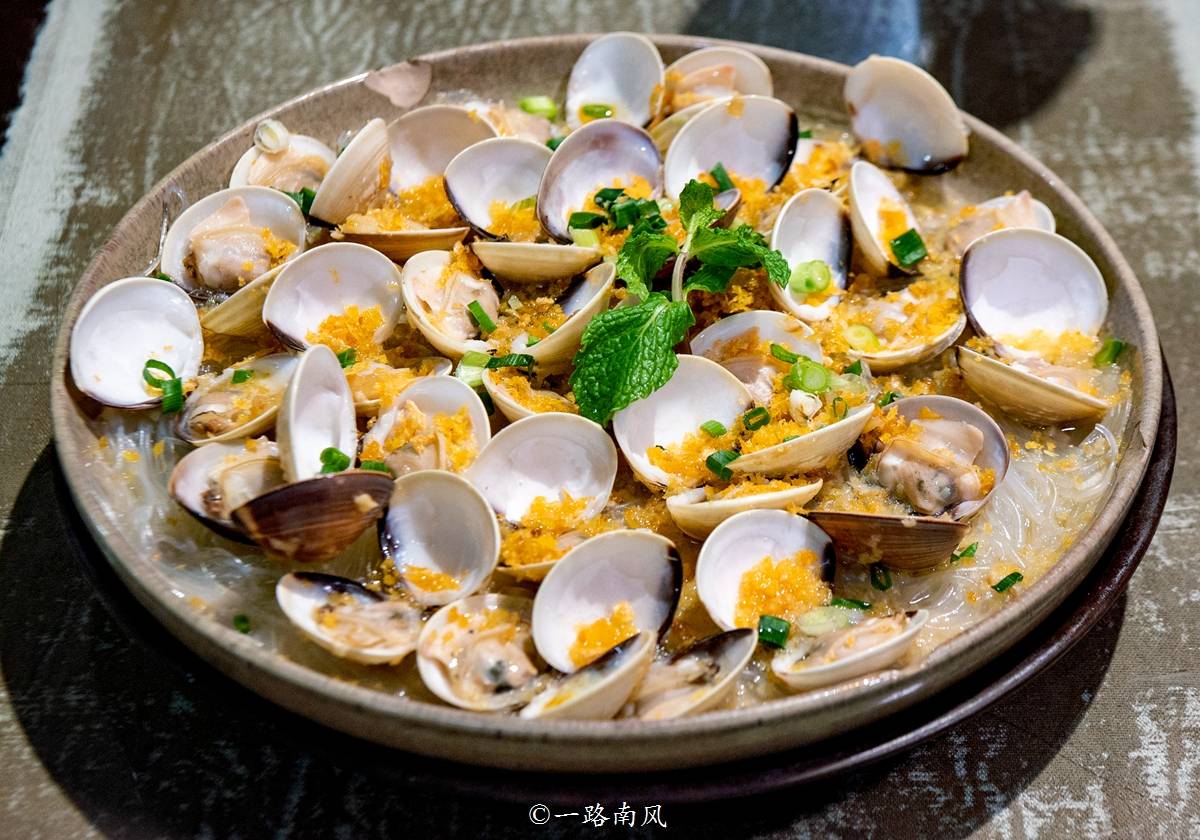 除了以上几个"硬菜",避风塘蒸白贝,冬瓜拆鱼羹也都不错,大爱蒜蓉生菜