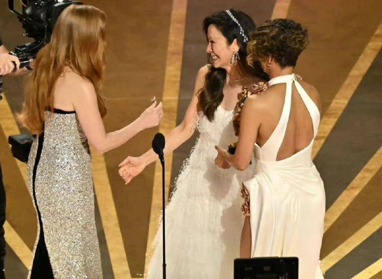 杨紫琼获得奥斯卡最佳女主角,因国籍引发争议,我们应该祝贺他吗?