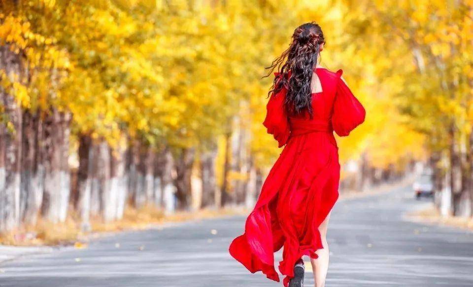 点评4张好看的春景人像,学10大摄影思路,新手参照9张正确示例图_人物