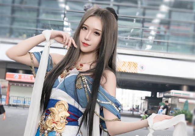 腐团儿一身超美礼服现身直播间,女神气质尽显,头发扎