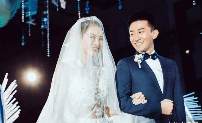 吴敏霞丈夫发文庆领证3周年,女儿西西穿公主裙,萌萌的超可爱_张效诚