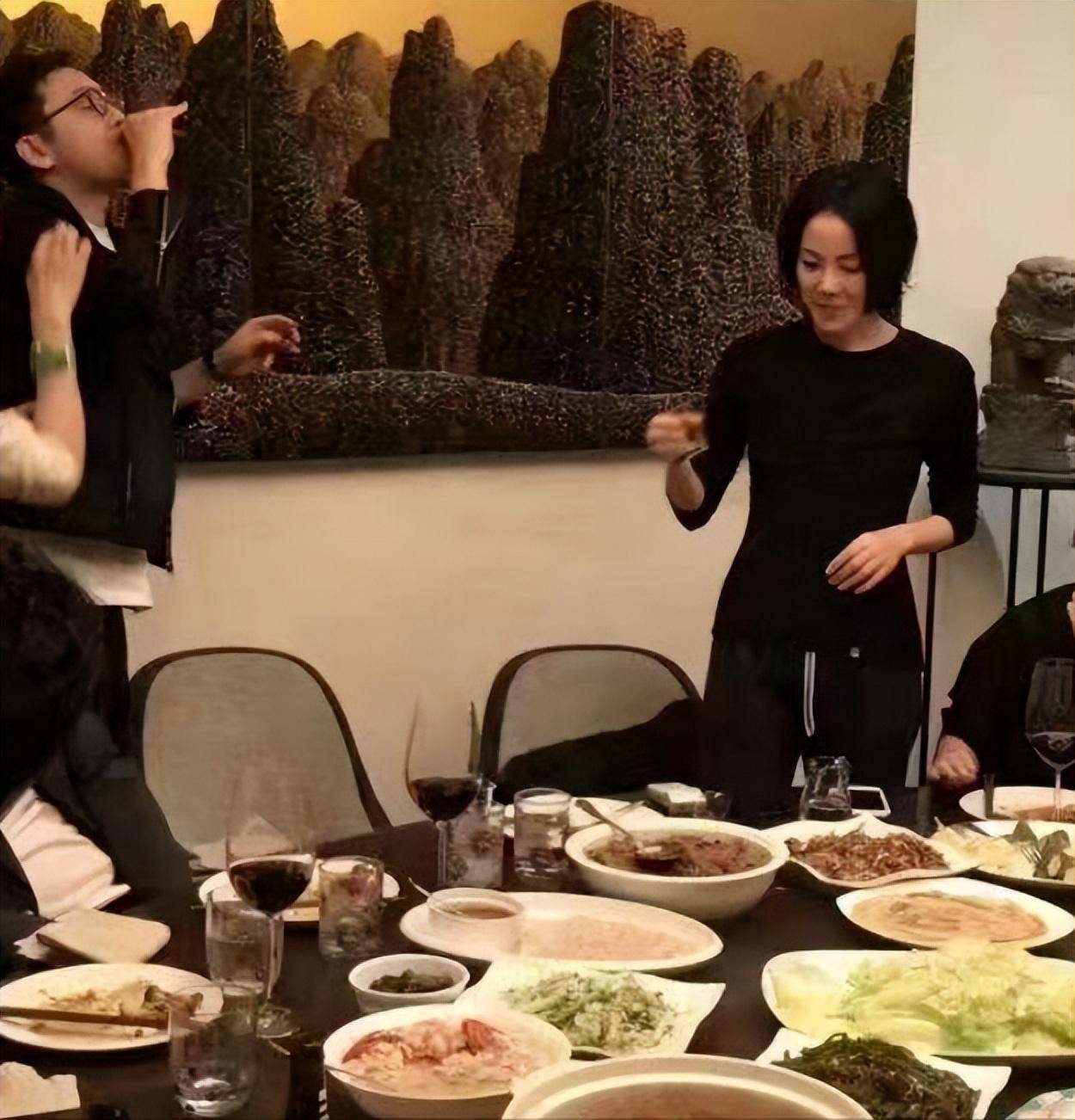 王菲和刘嘉玲同框,一冷一温,不过王菲的气质明显更好_黑色_衬衫_技巧