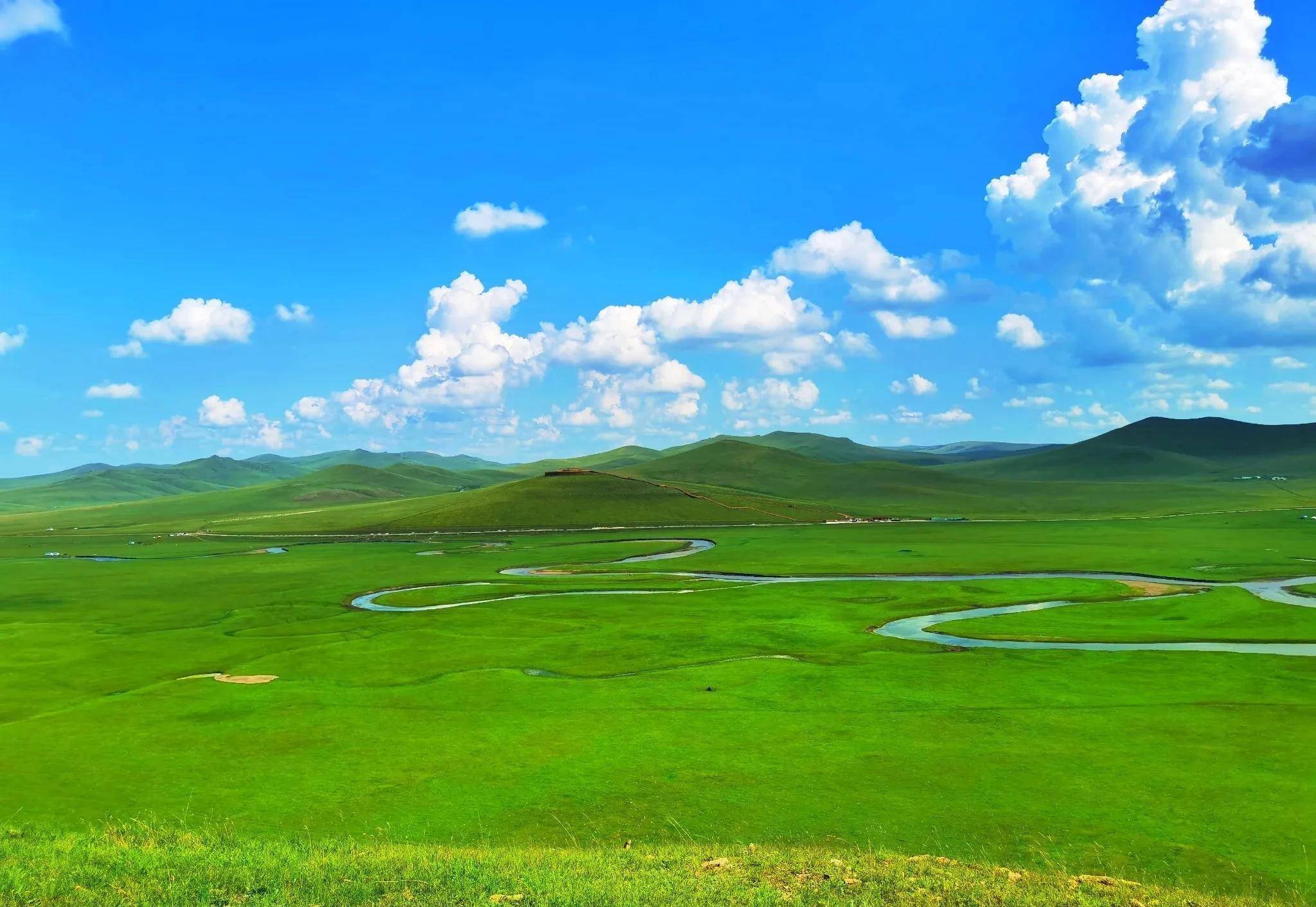 世界最著名的天然牧场,也是世界四大草原之一,因境内的呼伦湖和贝尔湖