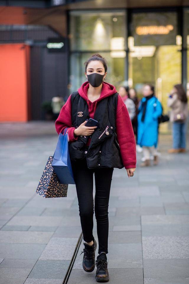 戴口罩我们是认真的,和衣服这样搭又美又实用,不露脸照样能出彩_黑色