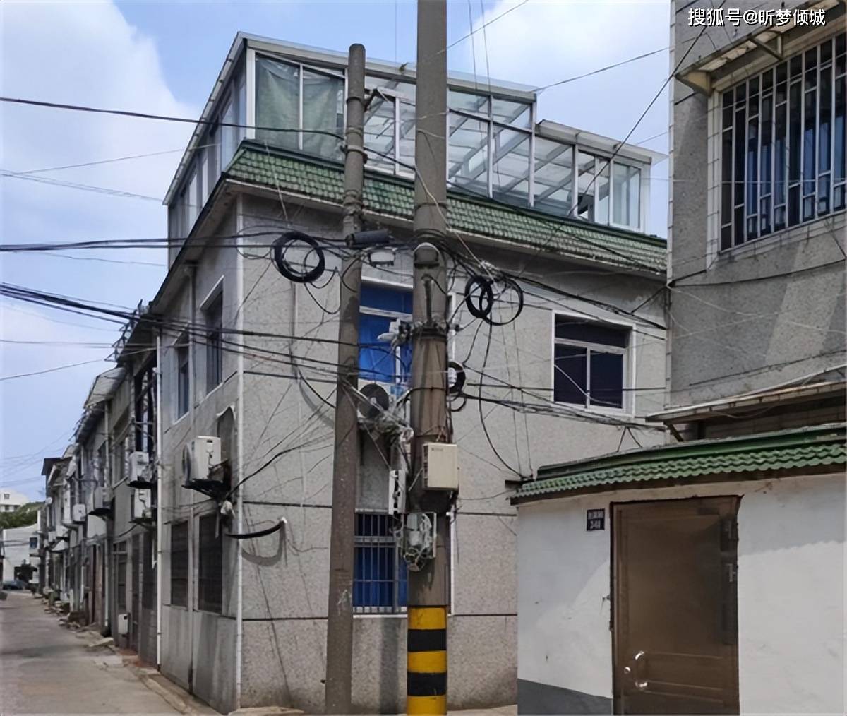 可要是大门面对着高大的建筑物,或者是电线杆子之类的建筑,那岂不是