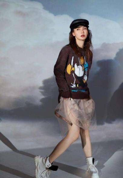 戚薇的这套衣服运动与时尚感结合得非常好.