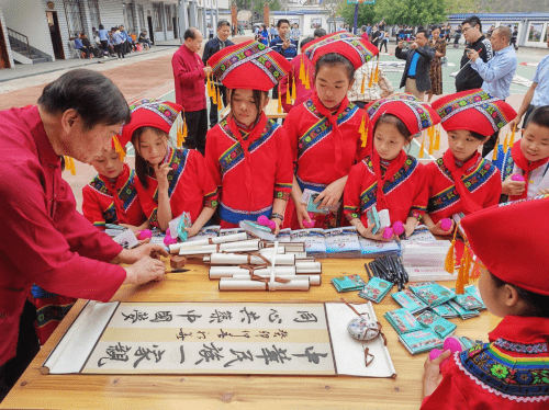 同心同德绘蓝图 桂黔共谱和谐曲 