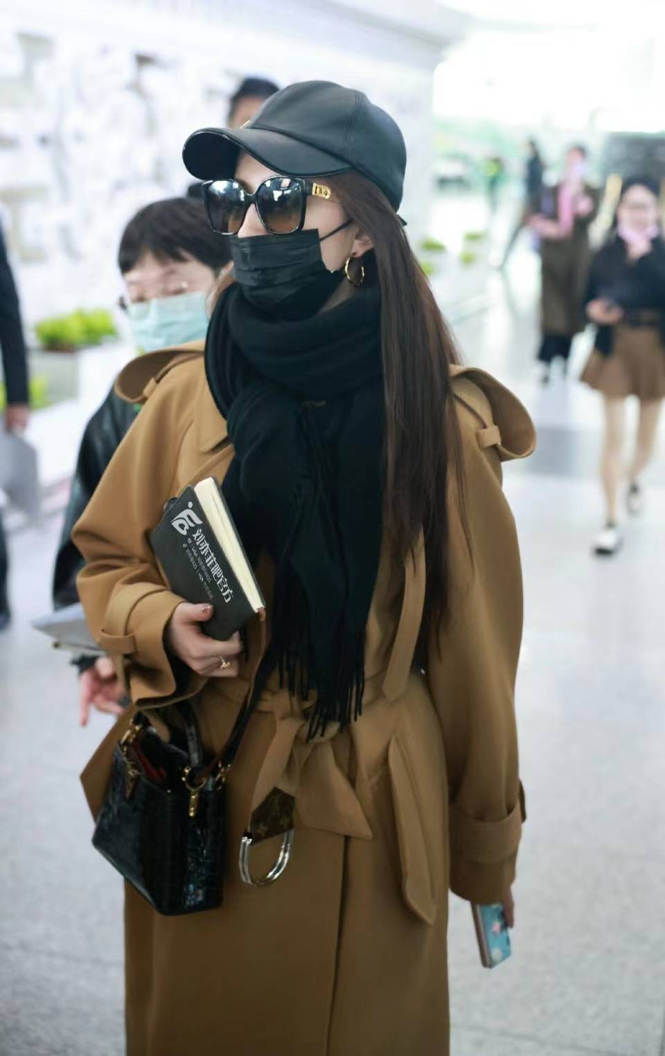 刘亦菲巴黎看秀回国,身穿驼色大衣搭配黑色打底裤,休闲又时髦_时尚_机