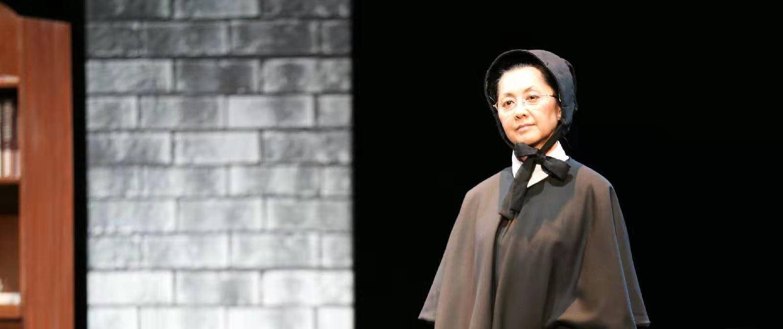 在《小院》里饰演桑桑,在《梨园传奇》里饰演花想容,在《骆驼草》里