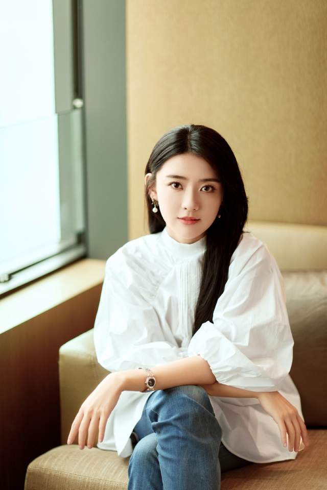 青春女星梁洁晒写真,积极宣传华语文化,清新脱俗,充满知性美_留言