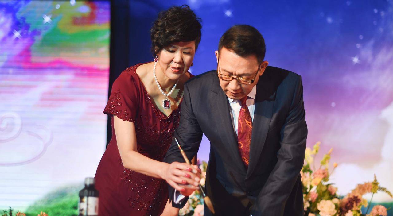 郎平老公王育成:鉴宝专家甘当"宅男",再婚7年有欢笑有泪_白帆_排球