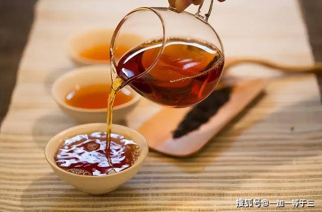 茶叶水喝了失眠不睡（茶叶水喝了睡不着咋回事?）《茶叶水喝了睡不着吗》