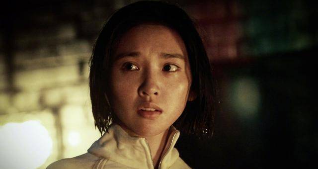 唐艺昕产后露面美容保养,穿着宽松休闲,美容院人员紧紧跟随_黑色