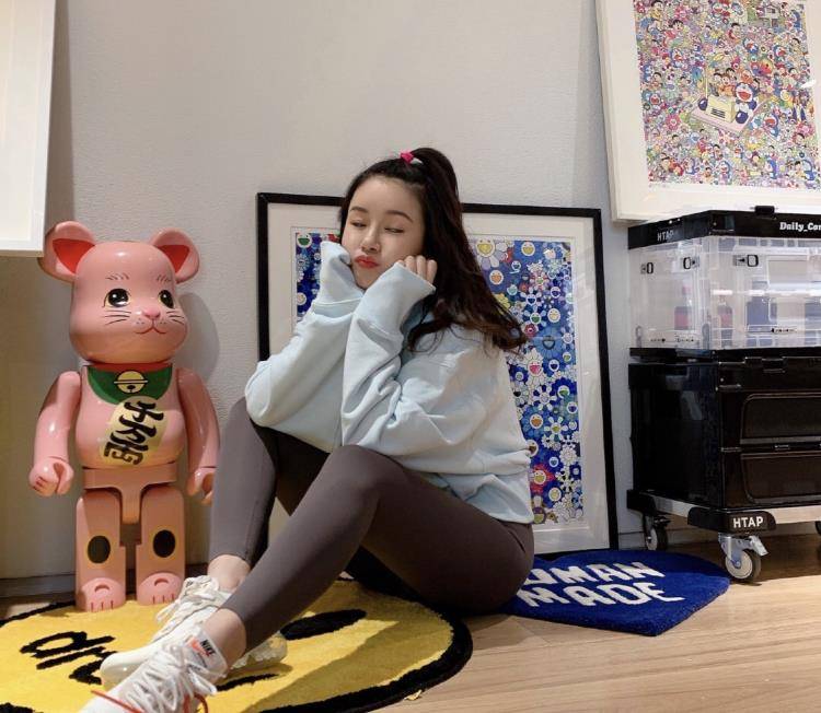 陈赫晒出3岁女儿安安的萌照,文笔好,扎着可爱的马尾辫_张子_照片_外界