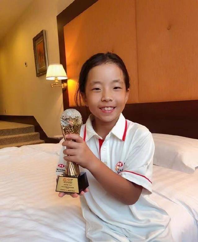 刘国梁一脸得意:我女儿成了世界冠军_刘宇婕_高尔夫_乒乓球