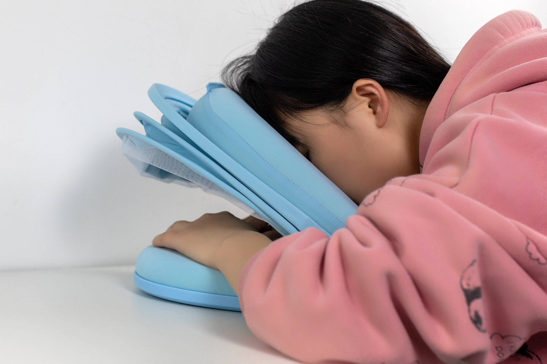 你关心过孩子午休吗？车厘子护脊午休枕，让孩子拥有好睡眠