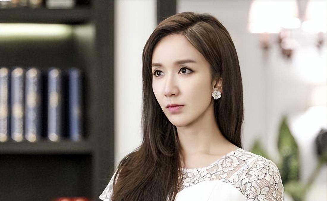 里一人分饰两角,既是"萌妹子"方梓妍,又是"高冷千金"夏洛伊