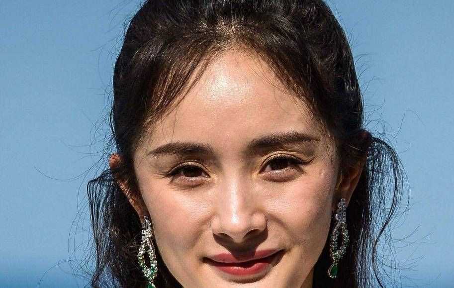 杨幂近照曝光,32岁的她去掉"美颜滤镜",真实颜值让人惊喜!