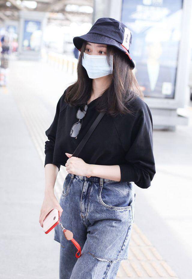张靓颖亮相机场暗黑少女风,戴口罩渔夫帽只露眼相当低调_黑色_玩偶