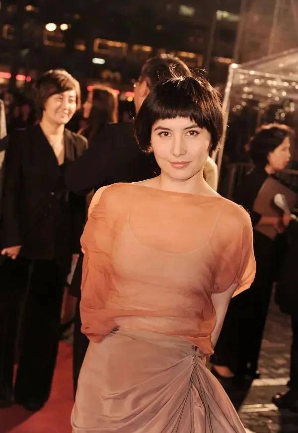 赌王48岁女儿深耕娱乐圈,再度携手郑伊健,四部新片全力出击_何超仪_何