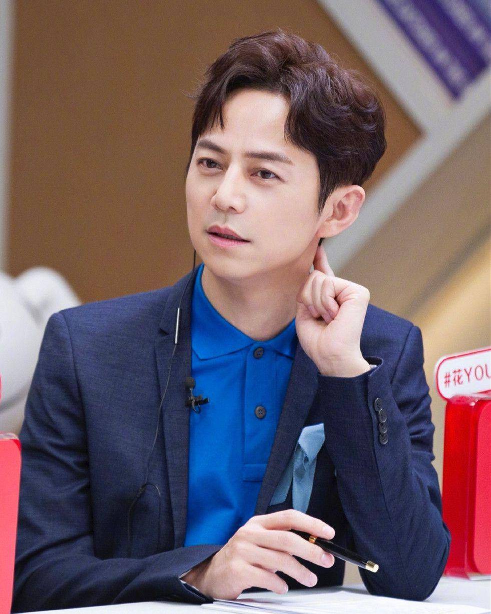 与一男子牵手过马路,对方宠溺摸脸举止亲密_回应_互动_什么