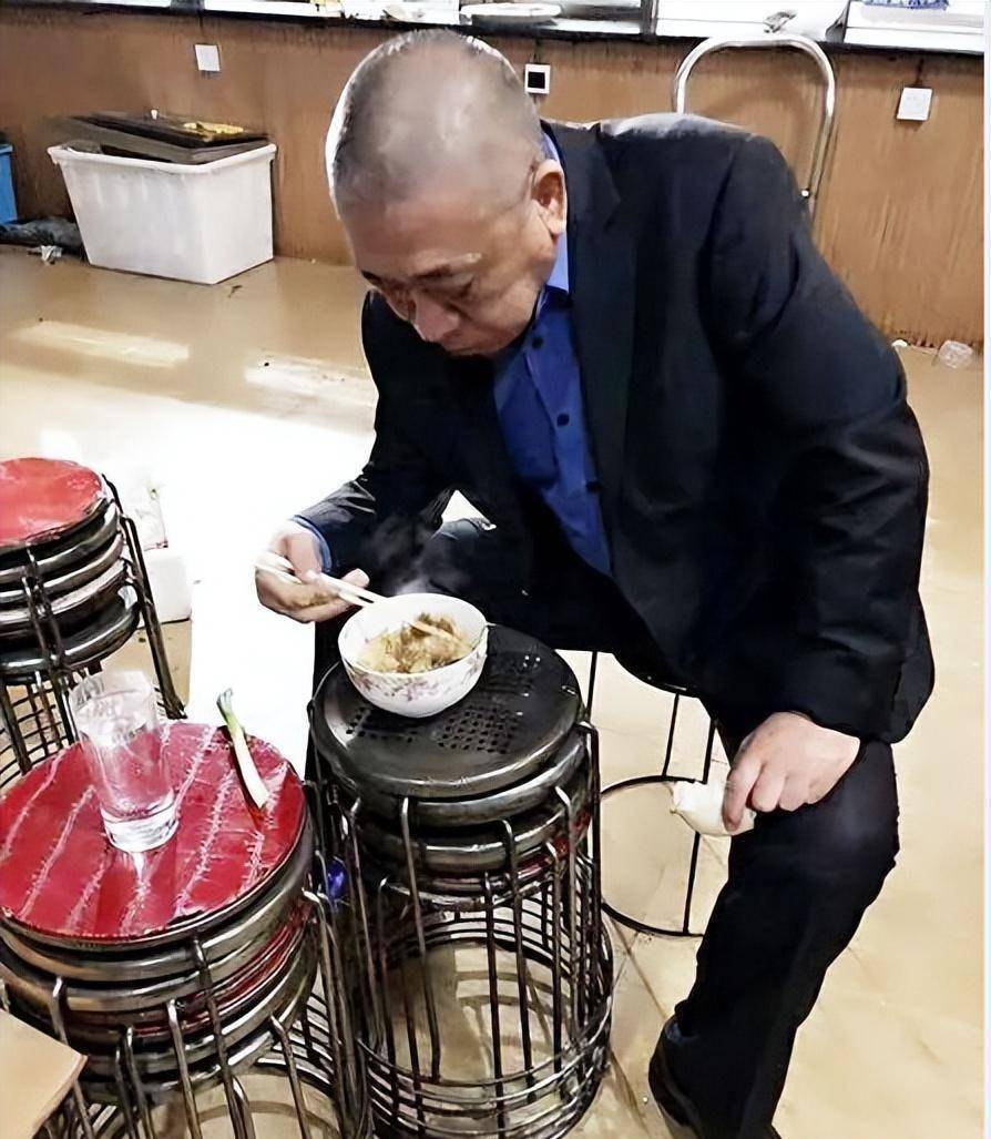 的年终奖,花1千万安排家属6日游,自己却吃馒头菜_公司_河南省_崔培军