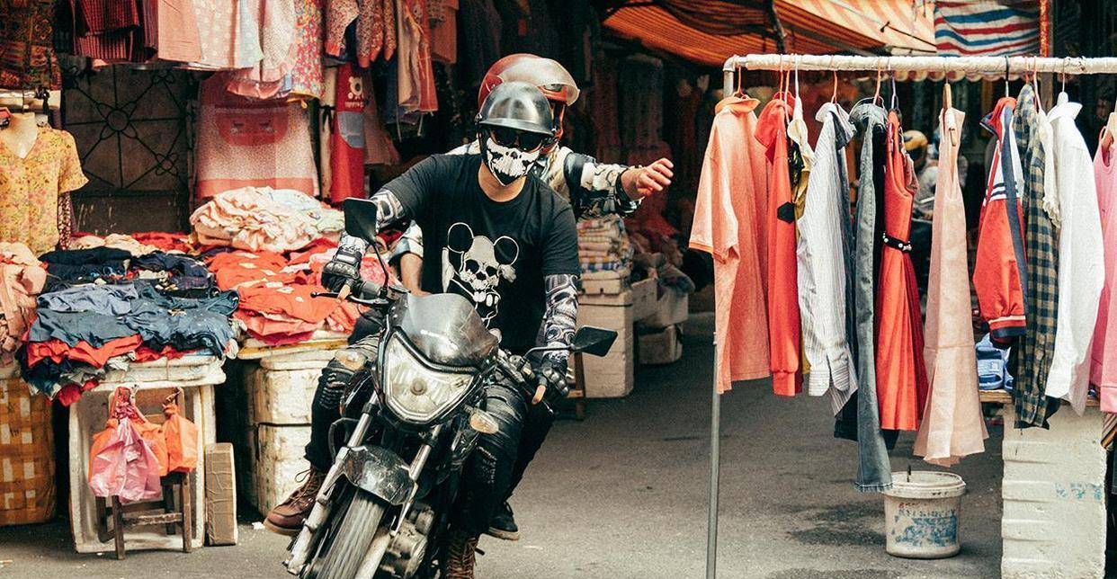 设定在上世纪九十年代末,广州地区出现了一大批所谓的"飞车党",凭借