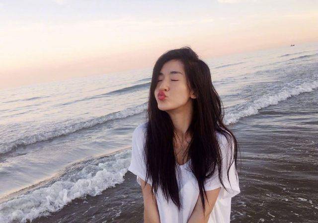 谢娜晒出老照片说想去海边,网友:坐完月子,带两个娃一起去_孩子_节目