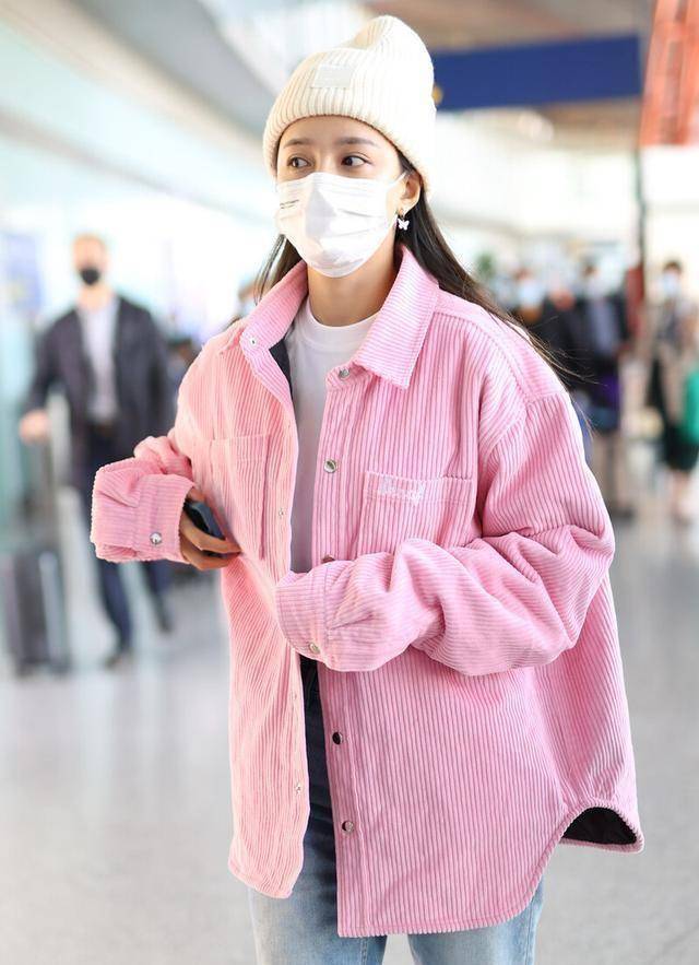 范妹子穿起学沈梦辰的衣服,粉色外套白色鸭舌帽,清新甜美像18岁_身材