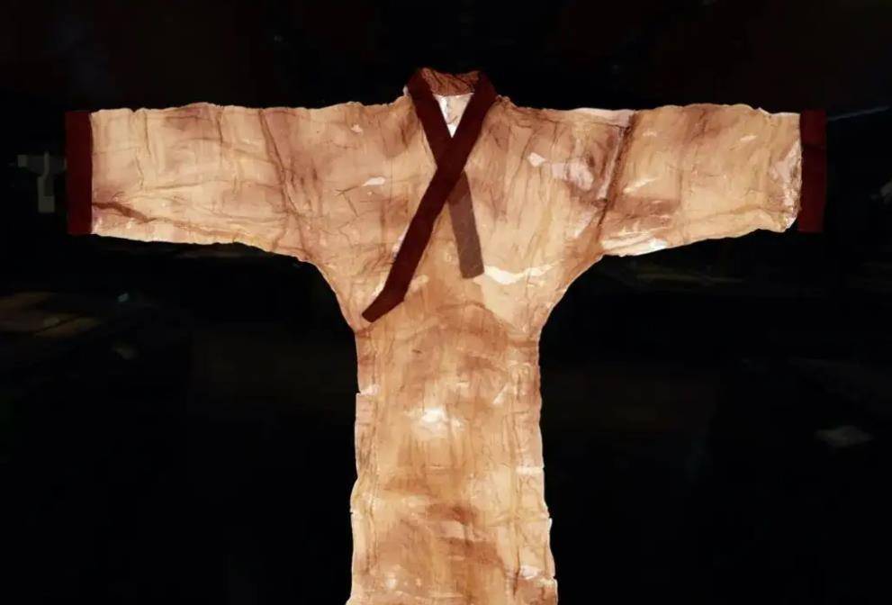 灯光下的长沙马王堆素纱蝉衣,这简直就是透明的,让人惊叹返回搜狐