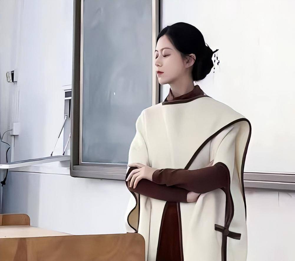 高校最美女教师走红,穿衣打扮很时尚,学生表示:太养眼了!
