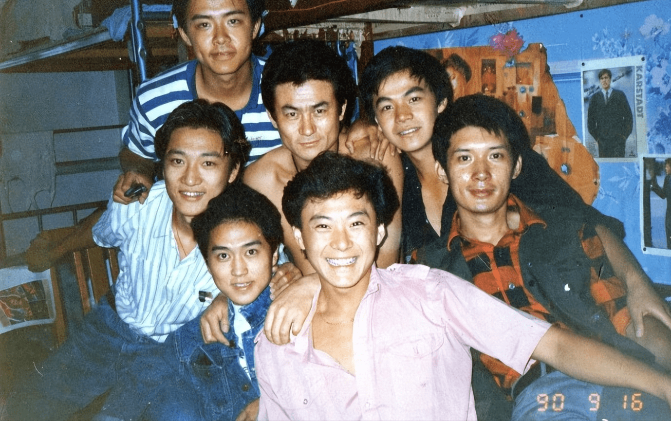 之后凭借电影《恶狼与天使》顺利出道.