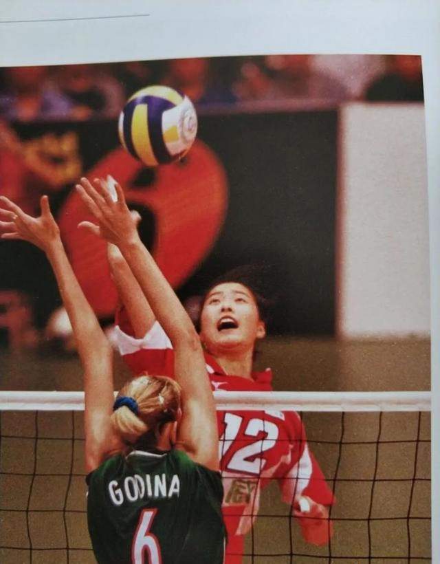 雅典周期是因为她个人的跑动能力太过强悍,所以双背飞和前交叉,背交叉