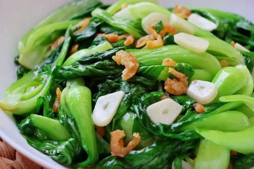 这样炒出来的海米油菜色泽翠绿,特别的好吃,大家在炒的过程当中,一定