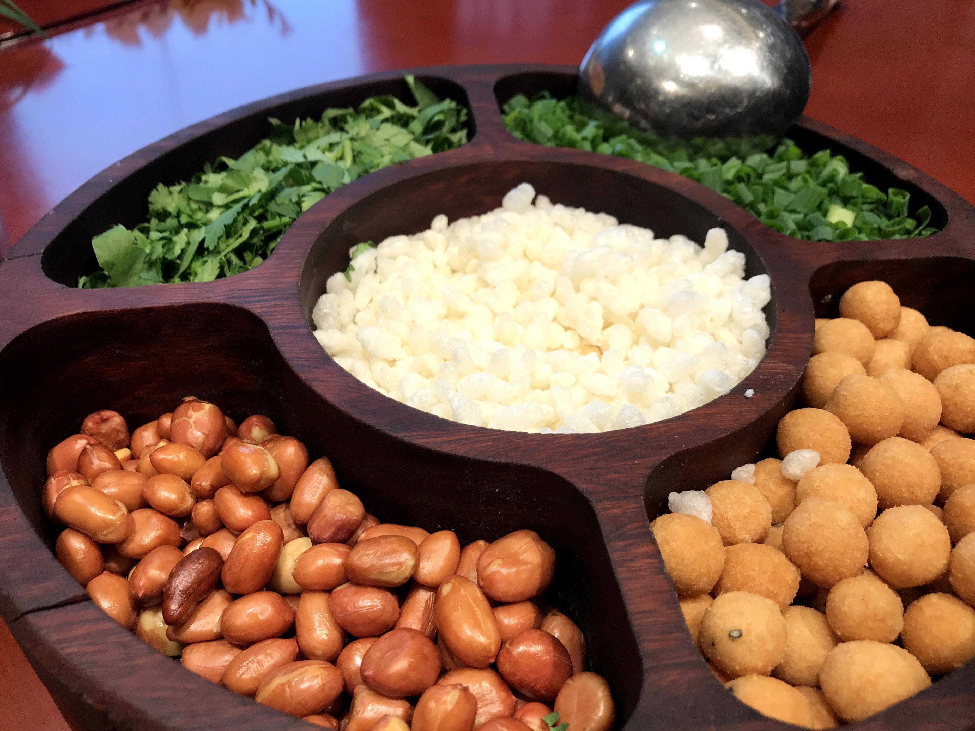 昭州府酒楼主打招牌是平乐油茶,"平乐油茶喷喷香,既有茶叶又有姜.