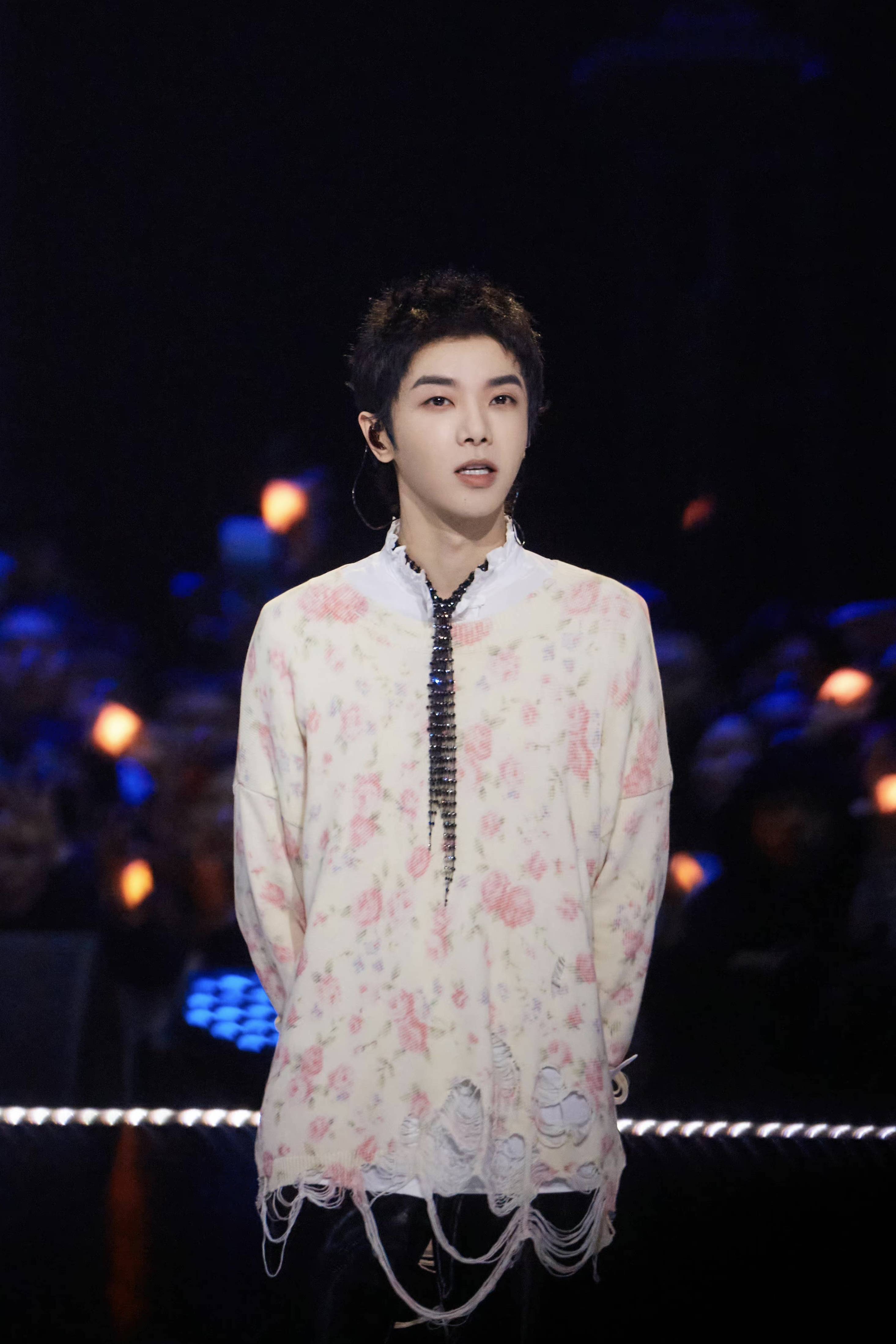 华晨宇动情演绎《一定要幸福》_节目_舞台_画面感