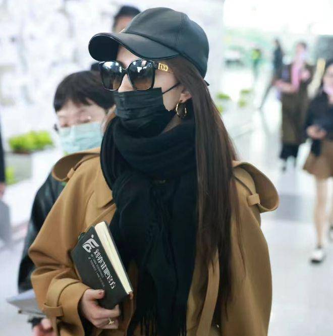 刘亦菲抵达北京机场:双腿纤瘦身高好抢眼,围戴围巾引网友热议_黑色_脖