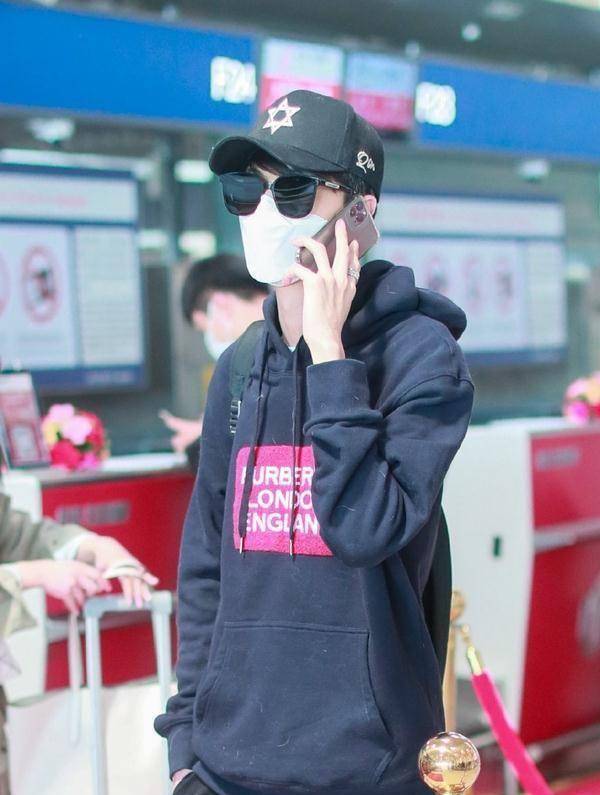 秦霄贤一双帆布鞋8000元,卫衣沾毛不心疼_相声_黑色_刘九思