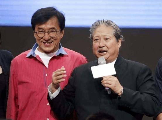 68岁成龙能跑能动,70岁洪金宝坐轮椅买菜,需保镖随行_体重_身体_电影