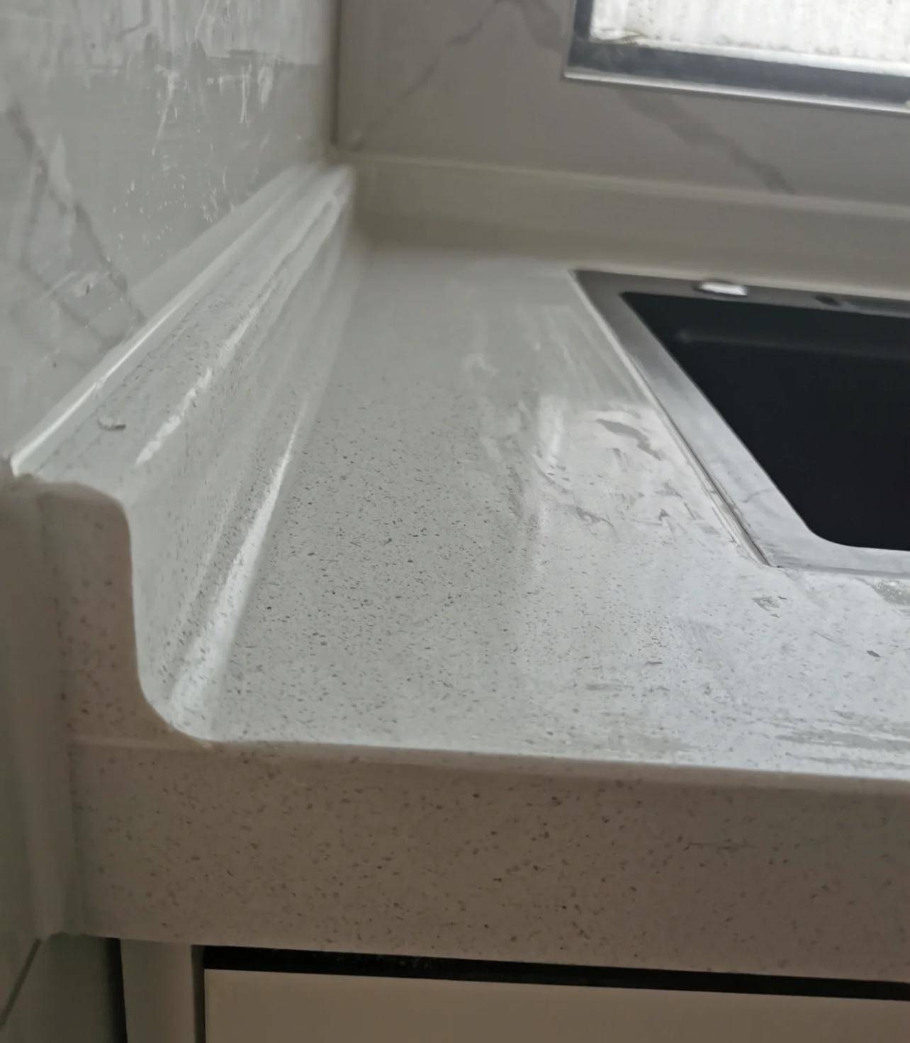 为了厨房更好清洁,挡水条这两年做圆弧升级的比较多,与台面接缝处做成