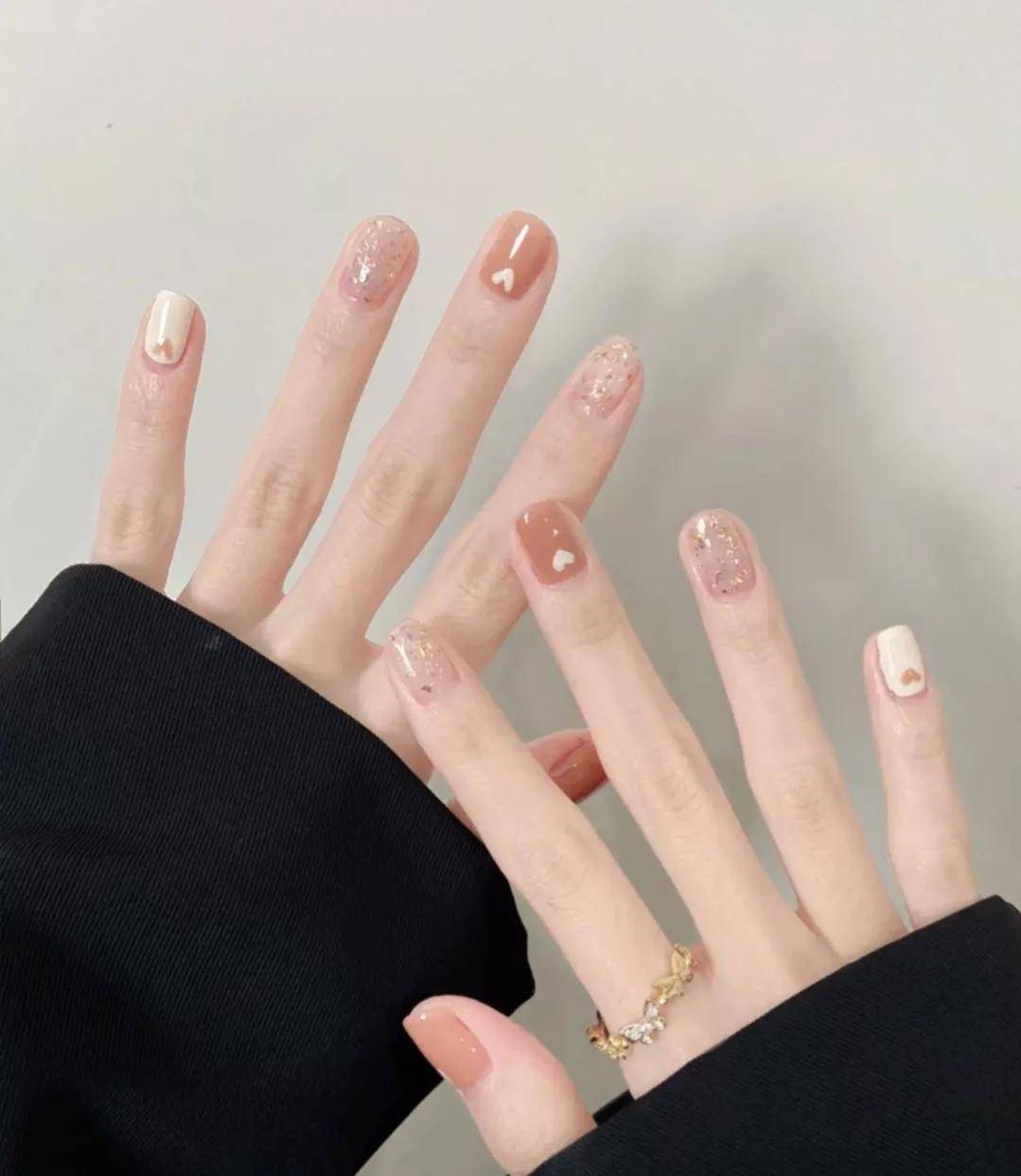 这10款美甲温柔显白,简约气质,让人一眼心动_粉色_银色_爱心