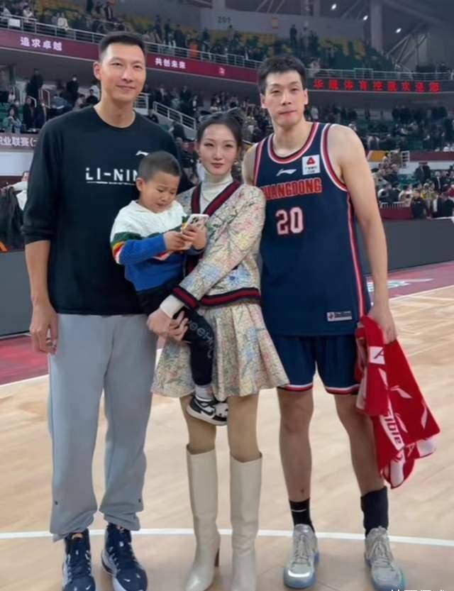 任骏飞娇妻与易建联合影!