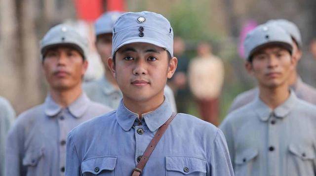 洪剑涛父子现身,他是潘冬子的候选人,他的儿子洪洋和