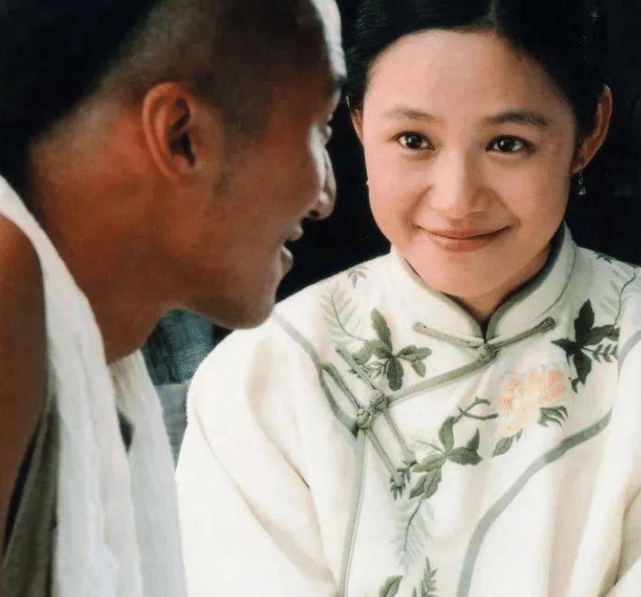 《太阳照常升起》中的"疯妈"淳朴憨厚;《让子弹飞》里的"花姐"风情