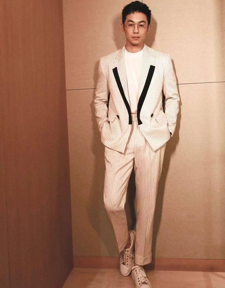 靳东和朱亚文亲自介绍:西装配运动鞋,风衣不穿皮鞋,好看不油腻_鞋子