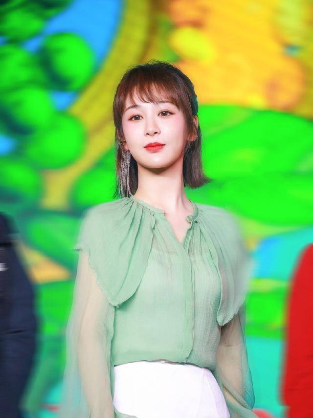 杨紫的粉丝们眼力真好,穿衣打扮比花椒还优雅,最新的活动照片很美