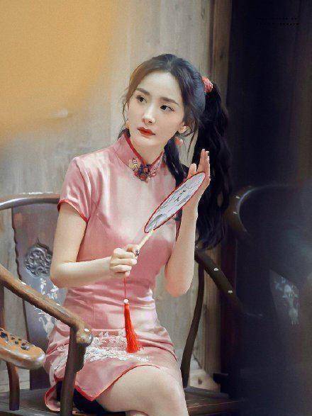 35岁杨幂白围裙cos女仆,哪吒头俏皮少女,高鼻梁秒变立体脸